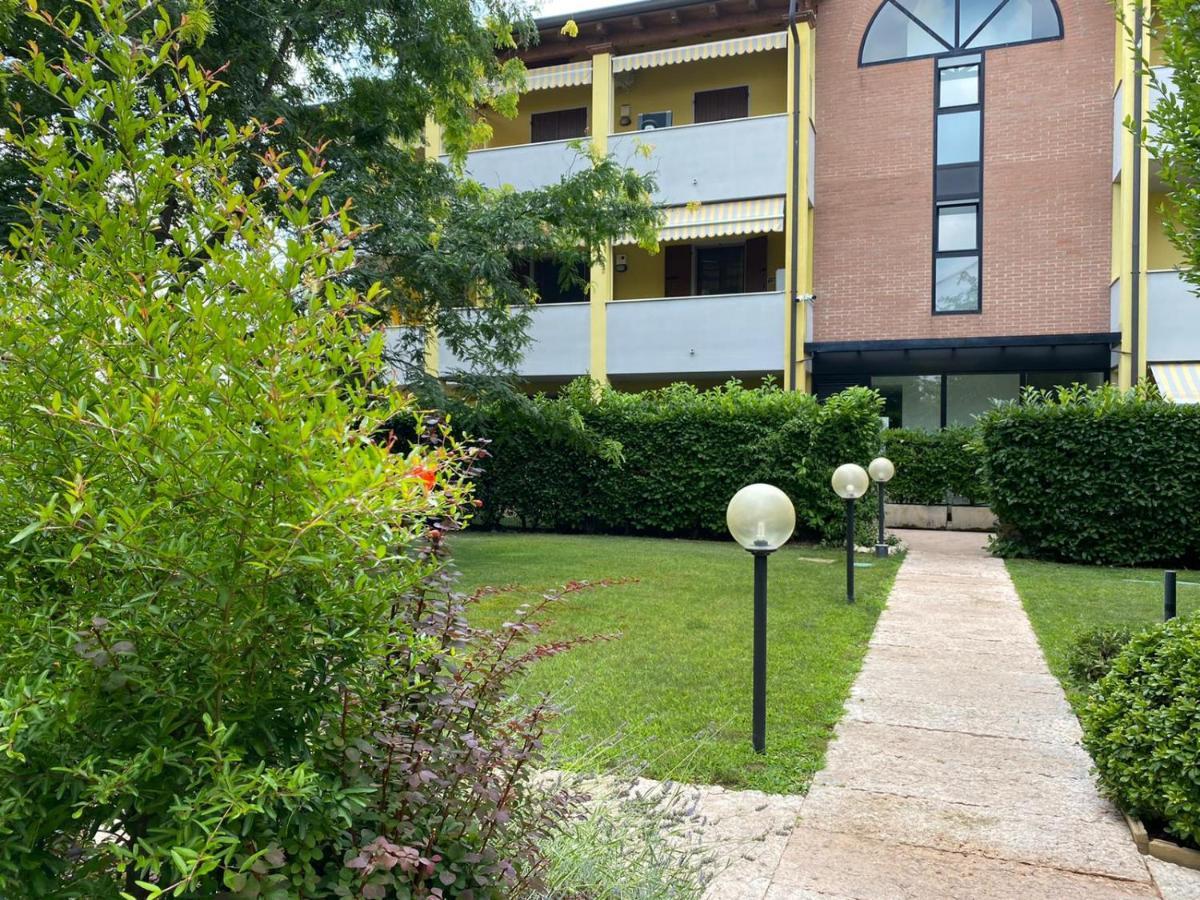 La Lanterna - Appartamenti In Residence Con Piscina Desenzano del Garda Eksteriør bilde